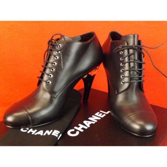 NIB CHANEL BLACK LEATHER LUCITE PEARL HEEL LACE UP G30455 ANKLE BOOTS 37 $1675 - Picture 3 of 12